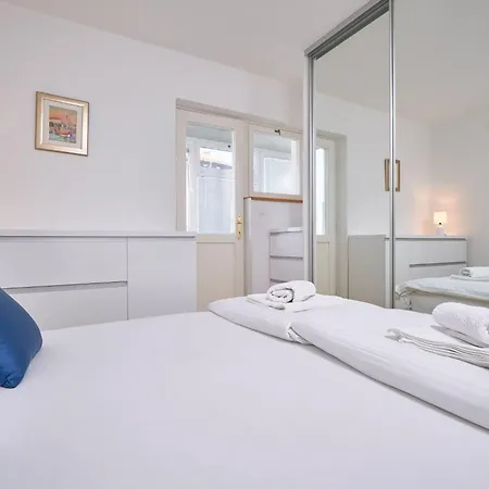 Andrea Mit Stadtblick By Interhome Apartment