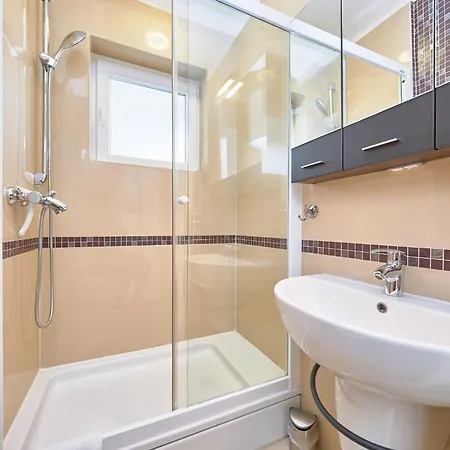 아파트 Andrea Mit Stadtblick By Interhome