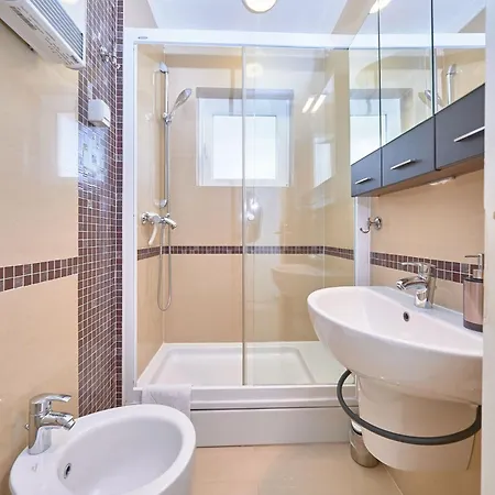 아파트 Andrea Mit Stadtblick By Interhome *