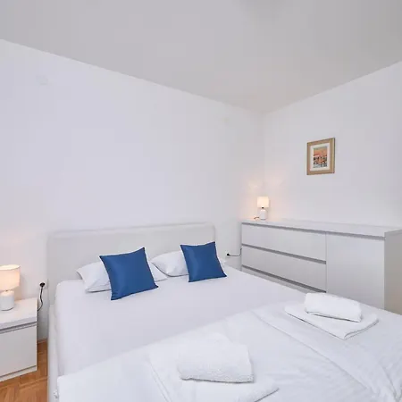 Andrea Mit Stadtblick By Interhome Apartmán